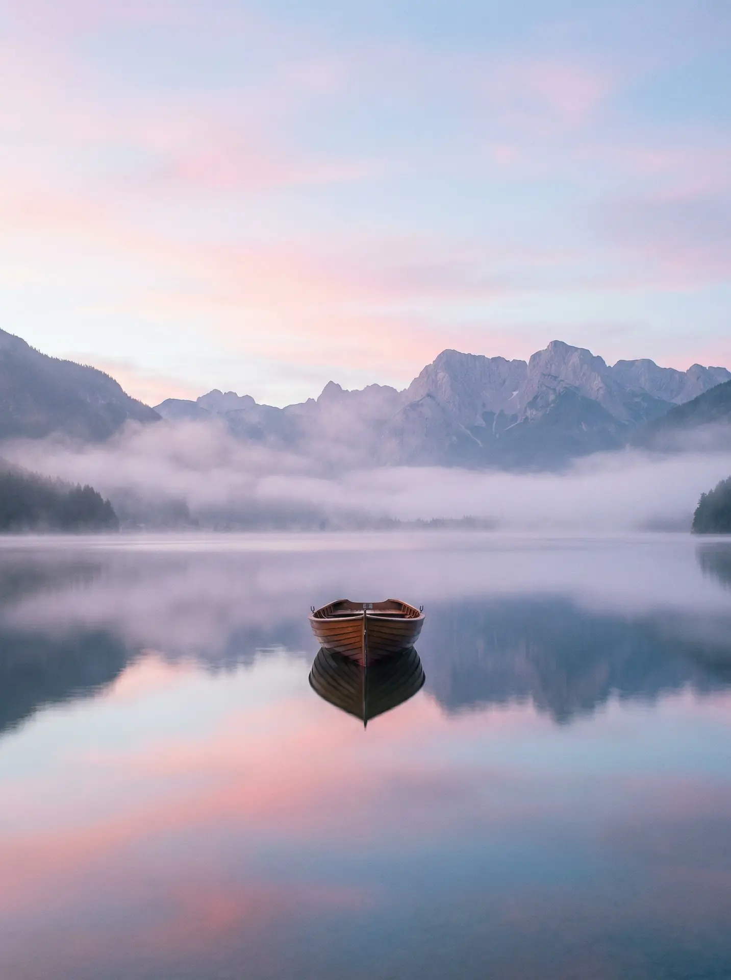 糖心logo免费 精选 - 晨雾湖面倒影风景摄影